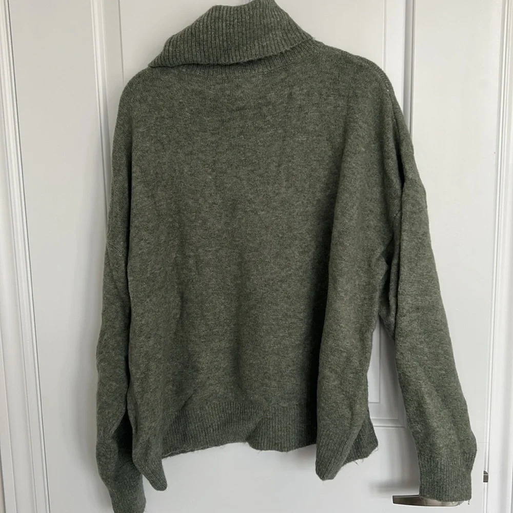 H&M Sweater - Picture 3 of 4